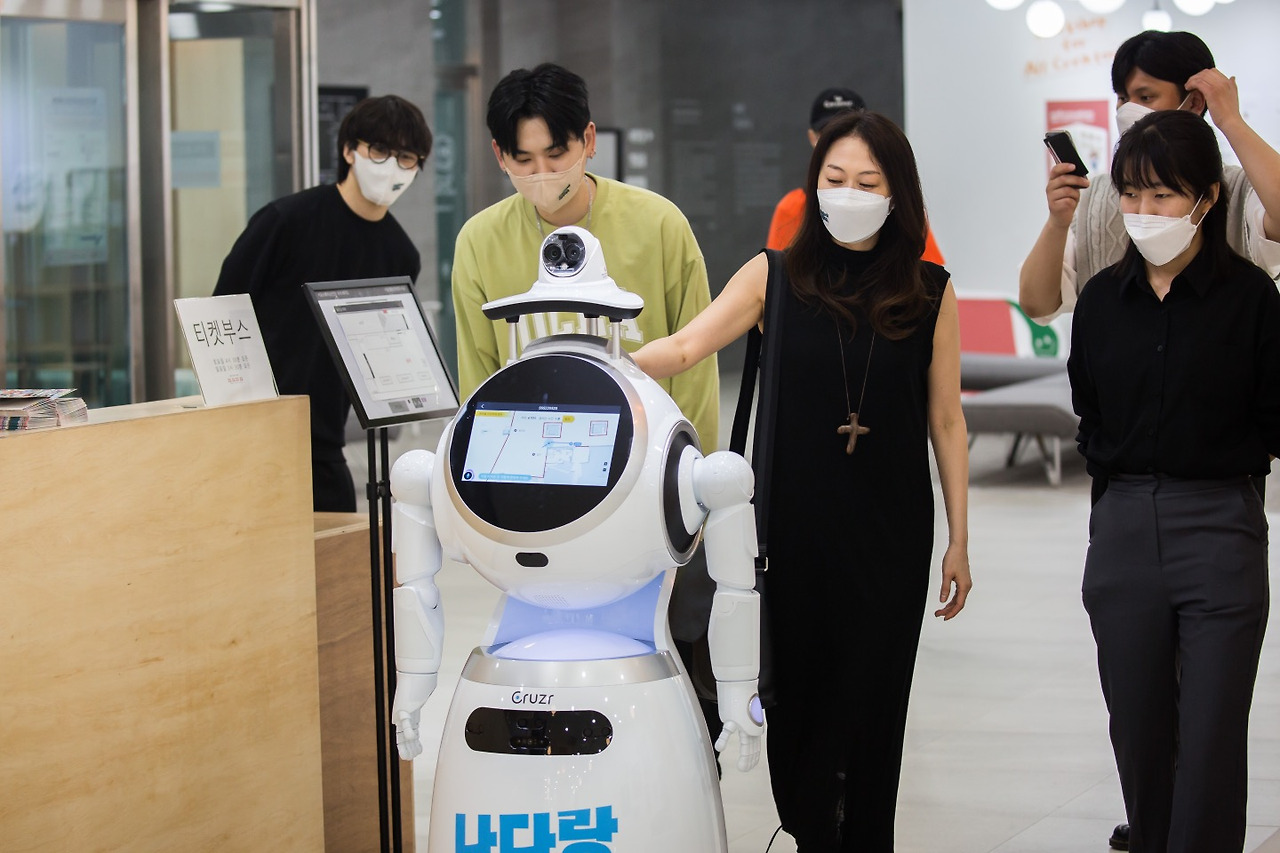 ai 로봇 나다랑 시연중인 독고대표.jpg