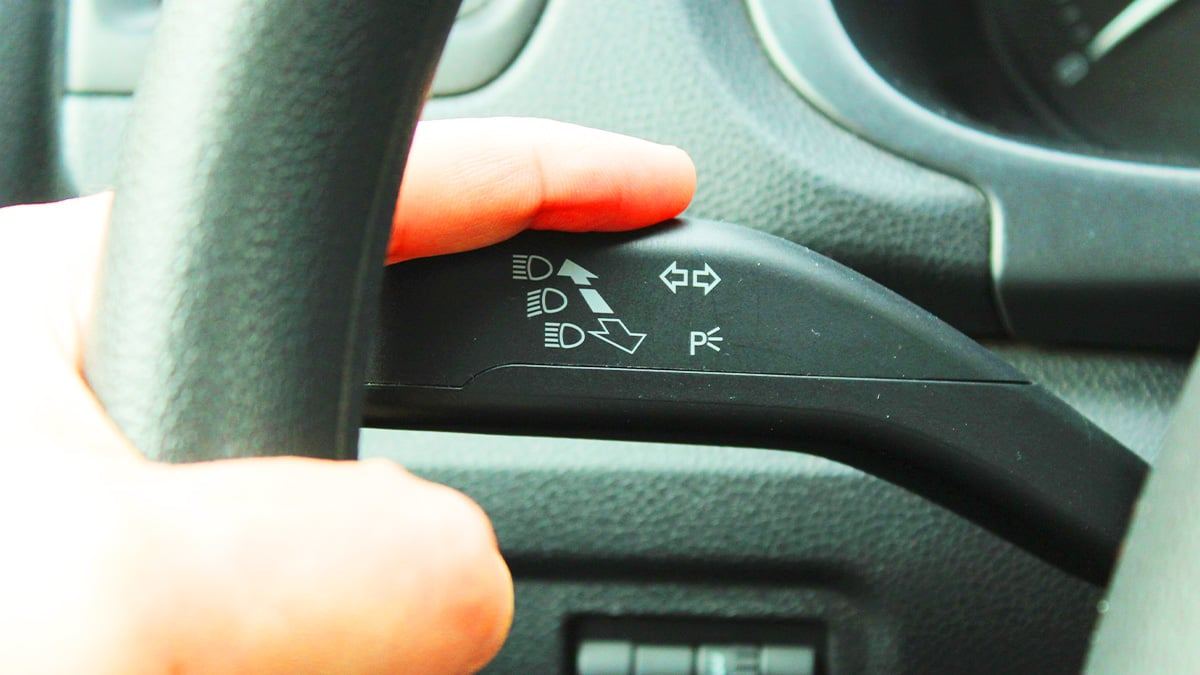 turn-signal-misuse-right-turn-left-signal-danger4.jpg