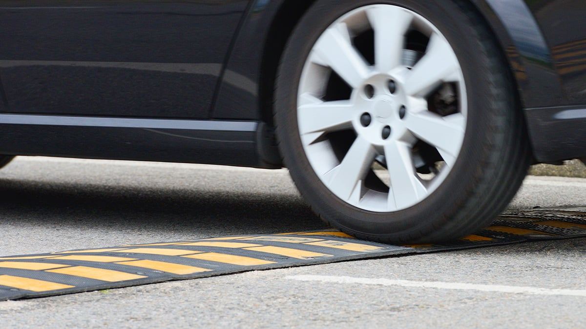 how-to-pass-speed-bump-safely-car-suspension-damage2.jpg