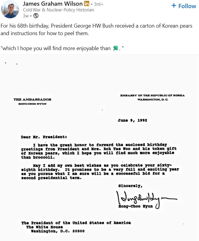 현홍주 대사 to Bush.jpg