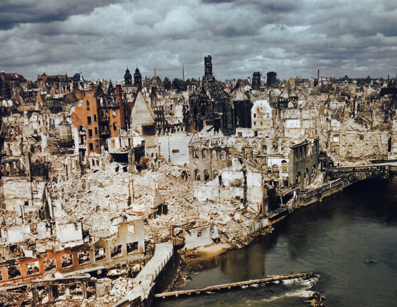 Ruins_of_Nuremberg_after_World_War_II.jpg