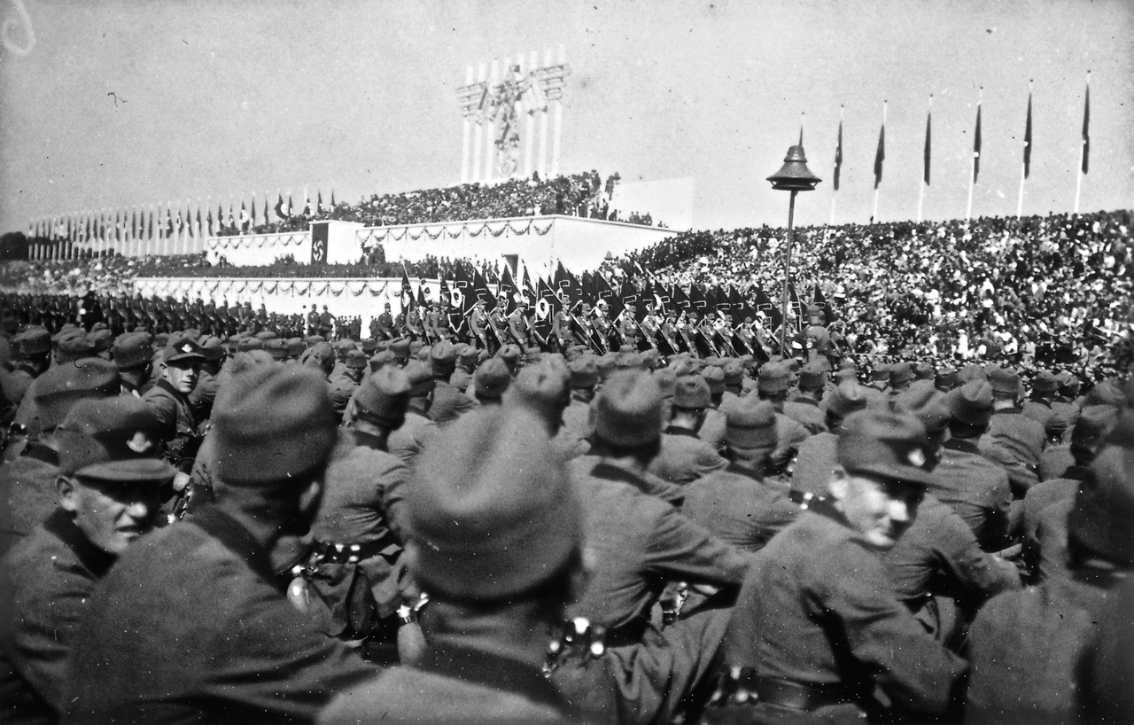 Blick_aus_der_Menge_beim_Reichsparteitag_1935.jpg
