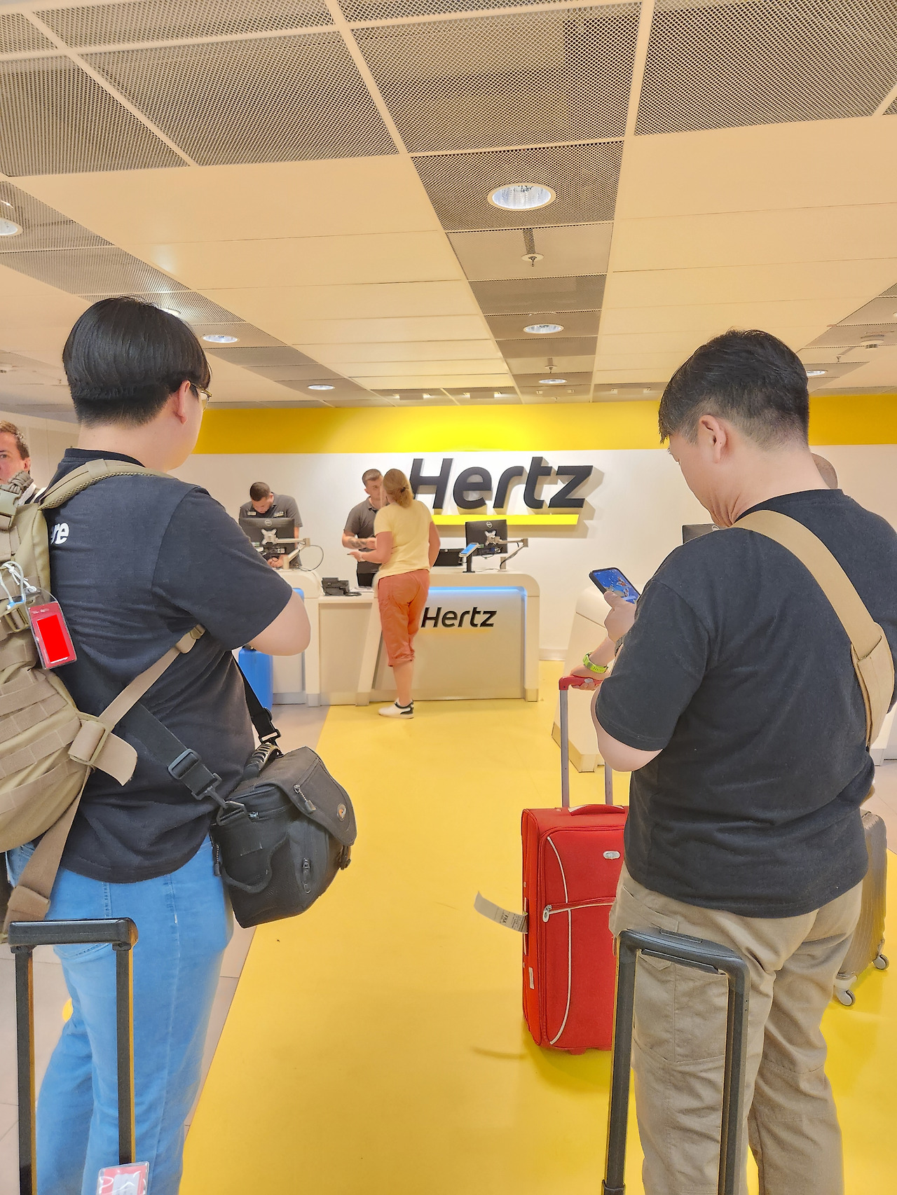 250623 허츠렌터카 카운터 앞.jpg