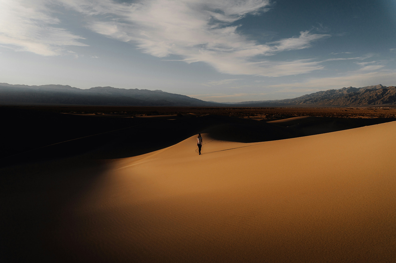 사막위 사람.jpg