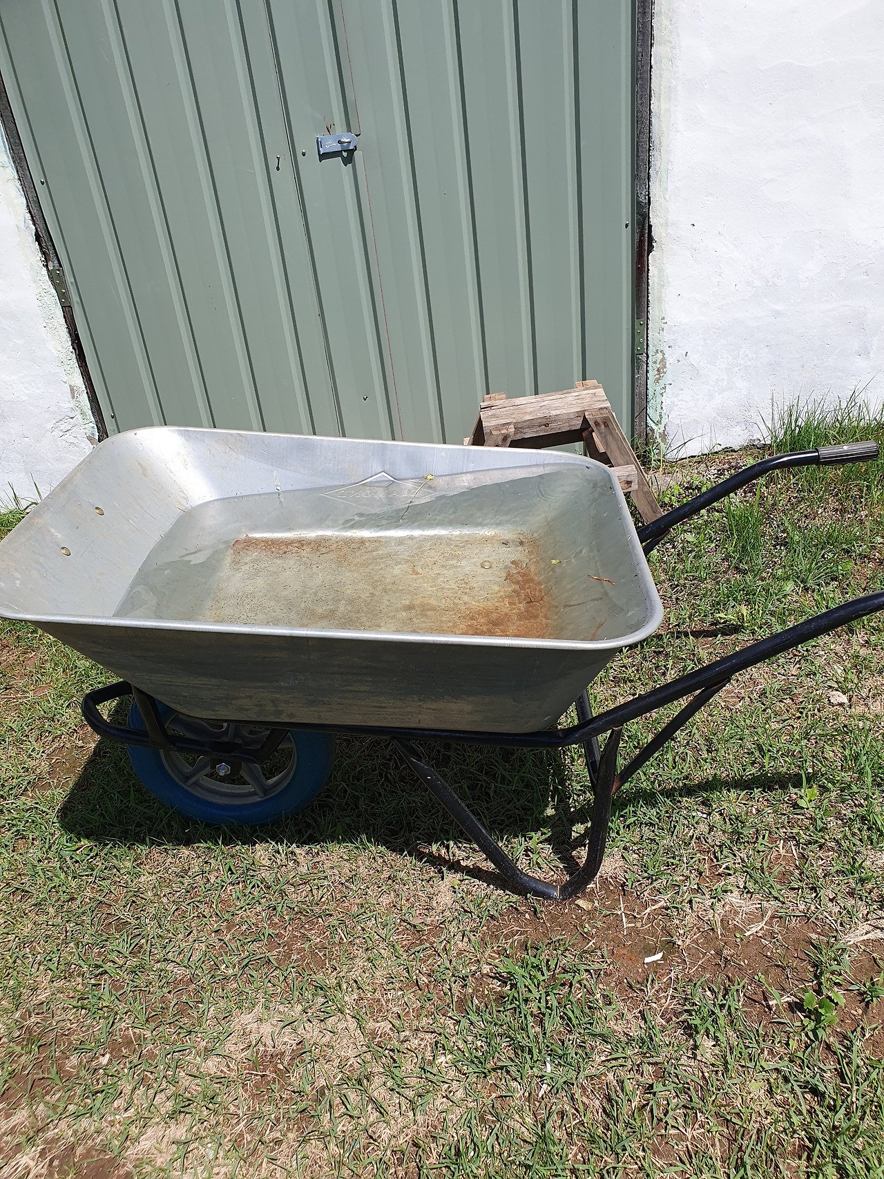 외발수레 빗물.jpg