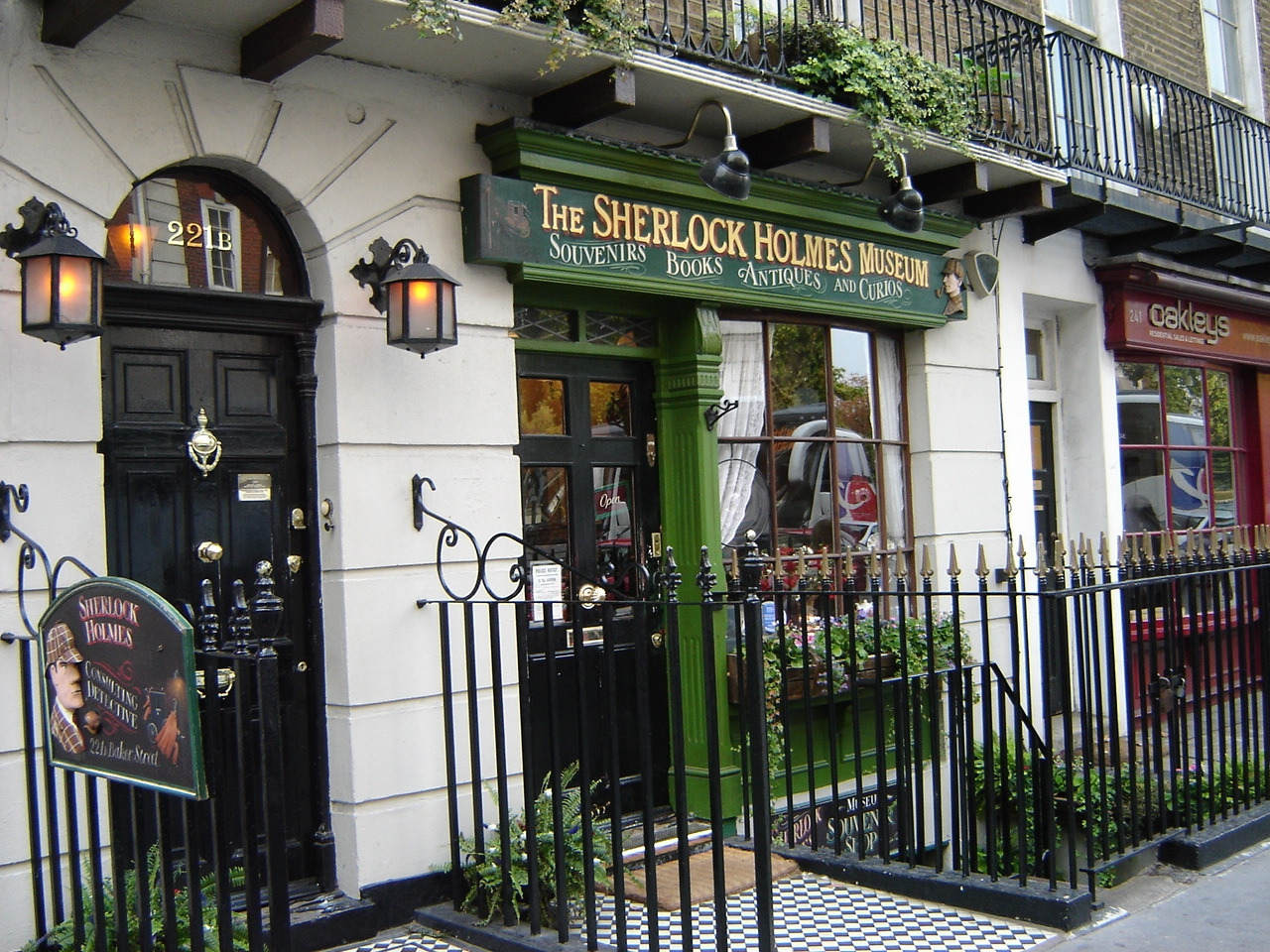 221B_Baker_Street,_London_-_Sherlock_Holmes_Museum.jpg