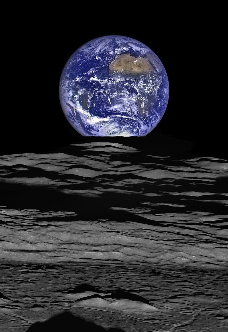 800px-Earthrise_over_Compton_crater_-LRO_full_res.jpg