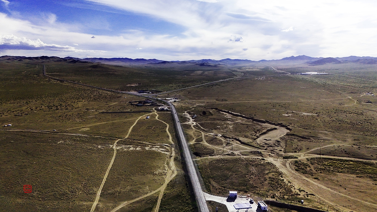 05 첫날 주요소 초원과 도로_드론_낙관_축소.jpg