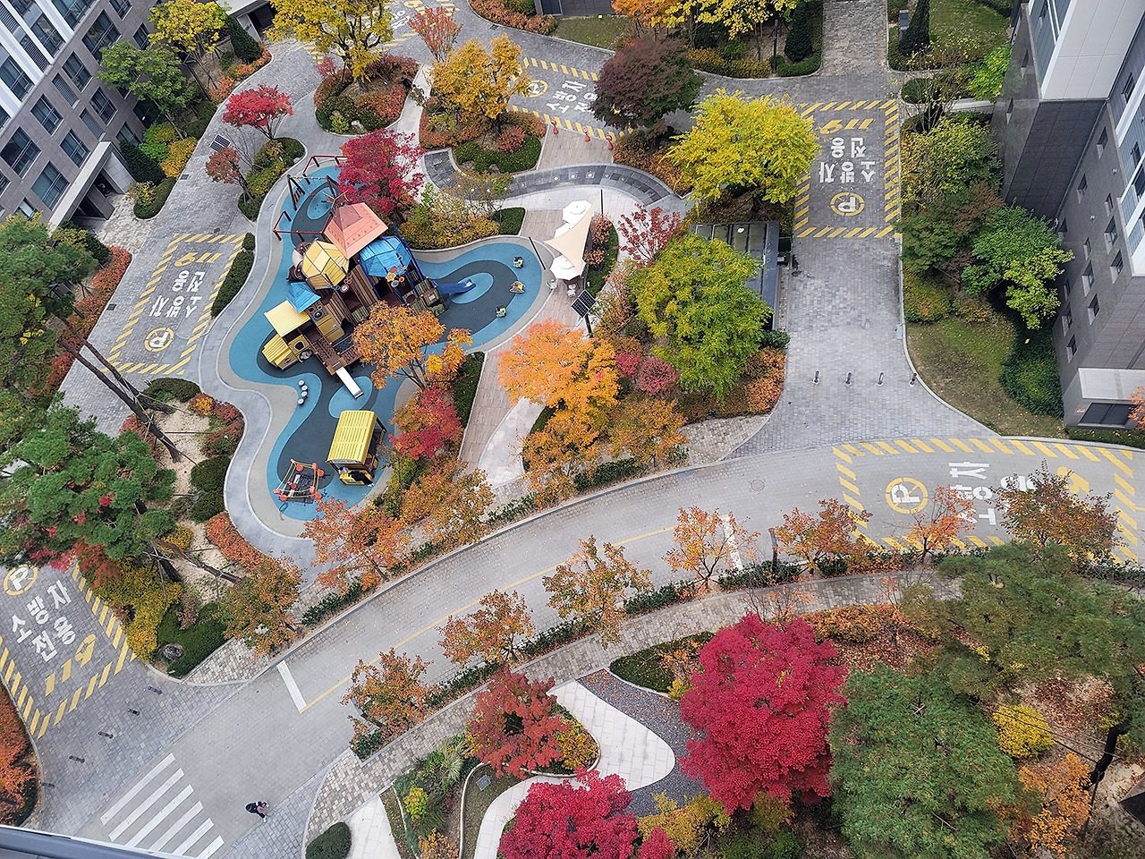 15 아파트 가을 놀이터_축소.jpg