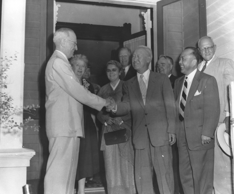 1948.07.24 이승만 대통령 취임 [위키 커먼즈, 퍼블릭 도메인] 1948.07.24-1960.04.27 트루먼 대통령과.jpg