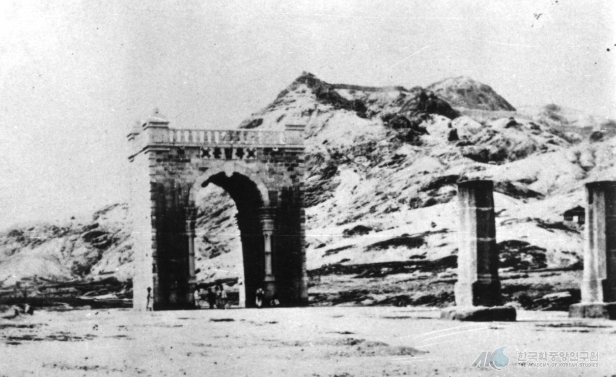 민백-00121_1897년 무렵 서울 독립문 전경.jpg