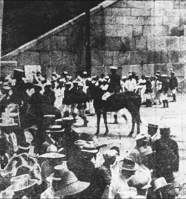 1926.06.10 6.10 만세운동, 퍼블릭 도메인, 일본 경찰이 만세 시위를 벌이려는 군중을 진압하고 있다..jpg