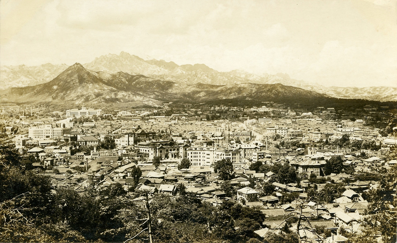 1930년대 초반 남산 조선신궁 쪽에서 담아낸 경성시가지 중심부의 전경.jpg