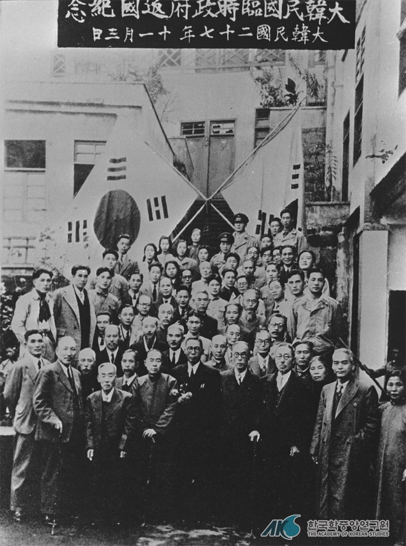 1945.08.14 대한민국임시정부 환국 기념 사진.jpg