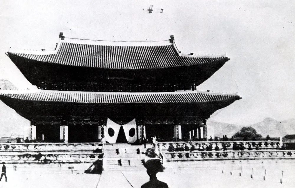 1910.08.29 경술국치를 상징하는 사진 퍼블릭도메인 (실제 사진은 1915.10.01 조선물산공진회 행사 사진).jpg