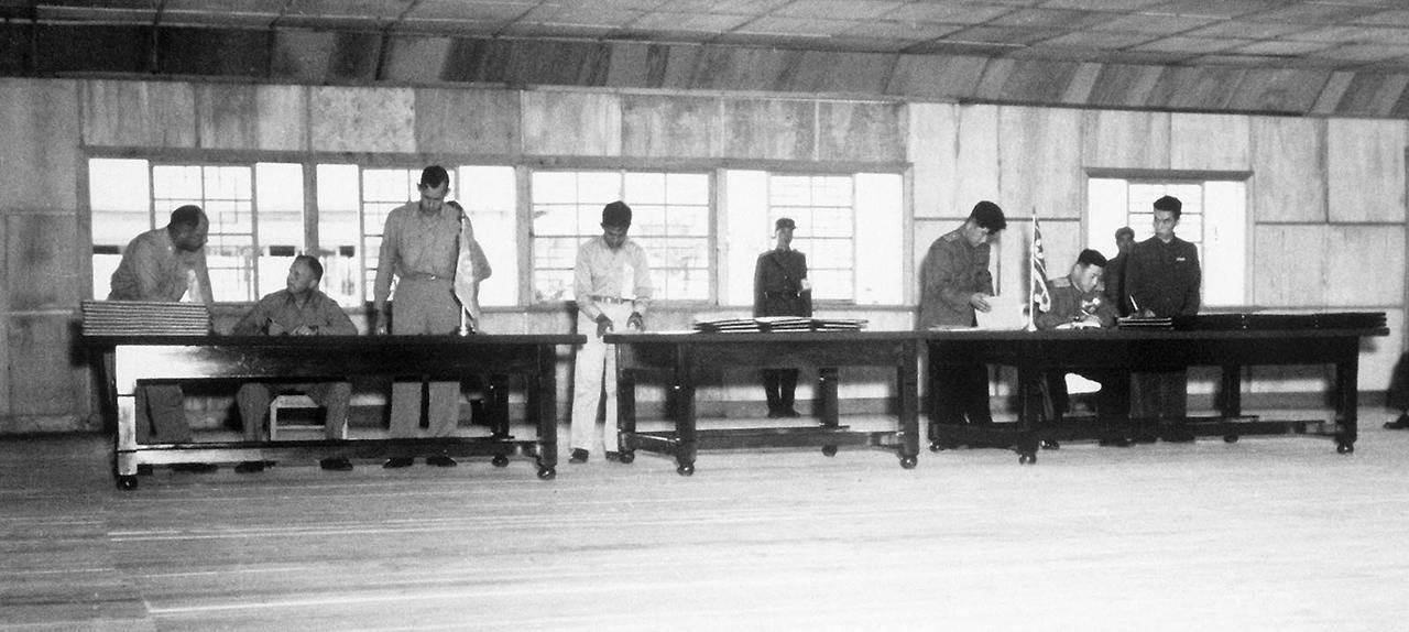 1953.07.27 휴전협정, 해리슨 주니어 중장 (미국) 남일 장군(오른쪽)Korean_War_armistice_agreement_1953.jpg