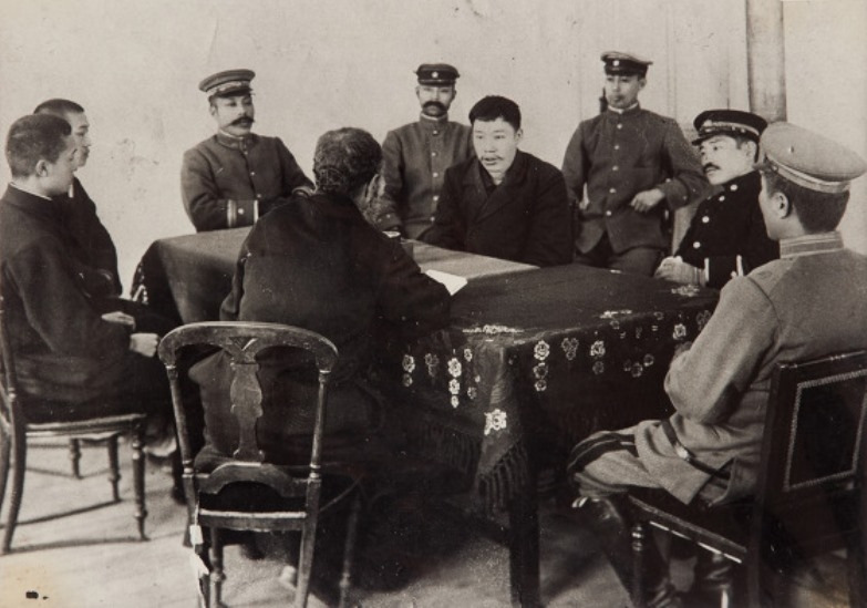 1909.10.26 안중근 의사 하얼빈 의거 (사진은 뤼순감옥에서의 재판) 퍼블릭 도메인.jpg