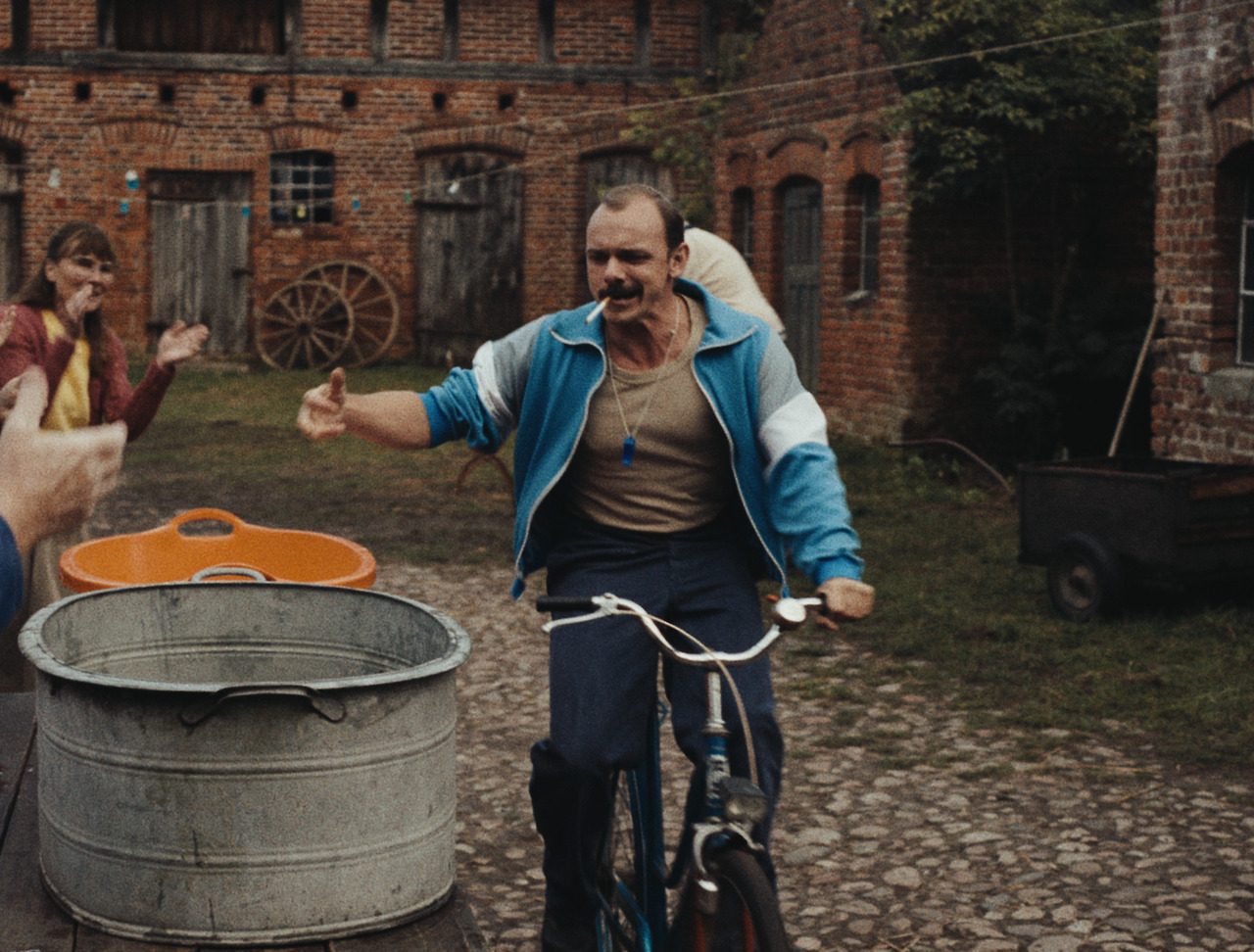 SOUND OF FALLING_KonstantinLindhorst(Uwe)_copyrightFabianGamper_StudioZentral_16.jpg