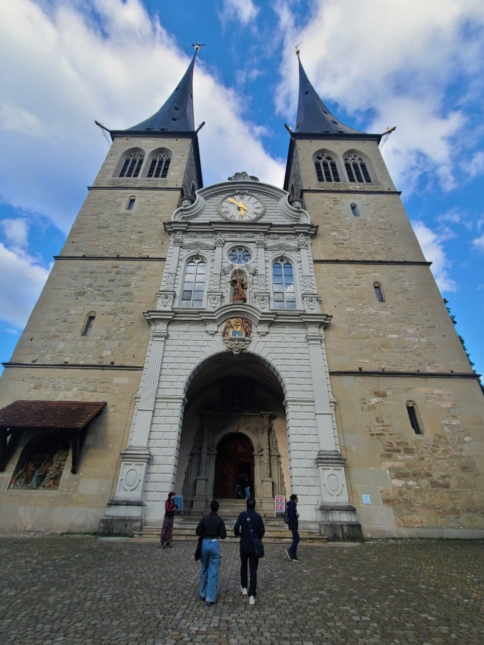 블로그 01장 사진-은솔이와 뒷모습.jpg