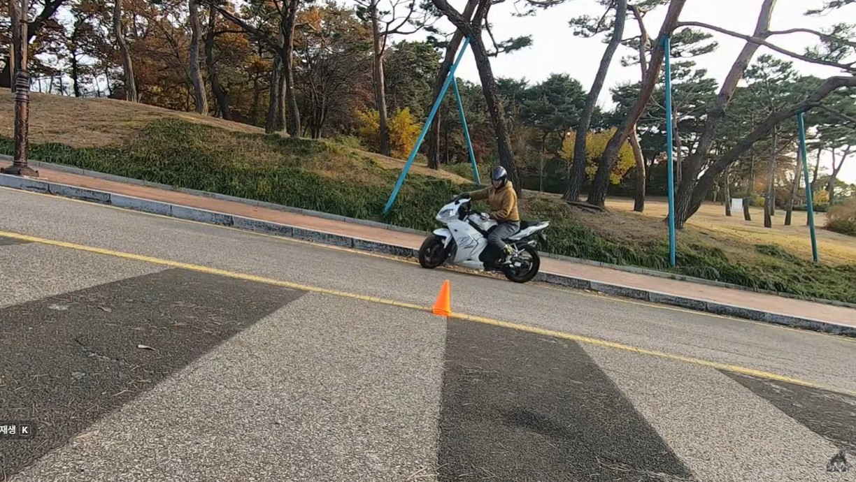 오르막 유턴(Frass프래스).jpg