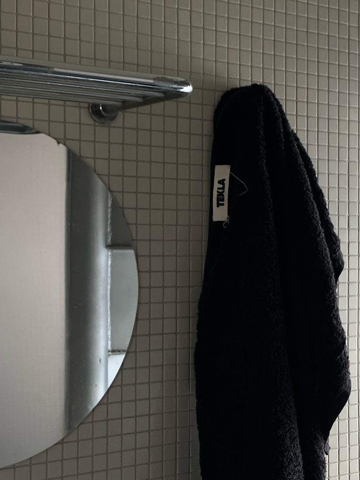 最近の部屋。�__ハロウィンが終わり11月になったけど、部屋にはまだ彼がいる。�__ラグを敷くことでソファ周りがよりパーソナルな空間になって、そこで過ごす時間が増そう。☕️__@ligneroset _@fritzhansen _@vitra _@kartell_official _@ikea _@artemide_lighting _@teklafabrics _@zarahome __#vitra #fritzhans.jpg