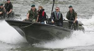 본드의 등장.jpg