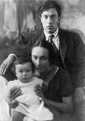 Boris_Pasternak_with_family_1920s.jpg