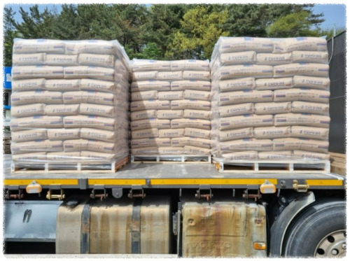 시멘트 가득 실은 트럭.jpg