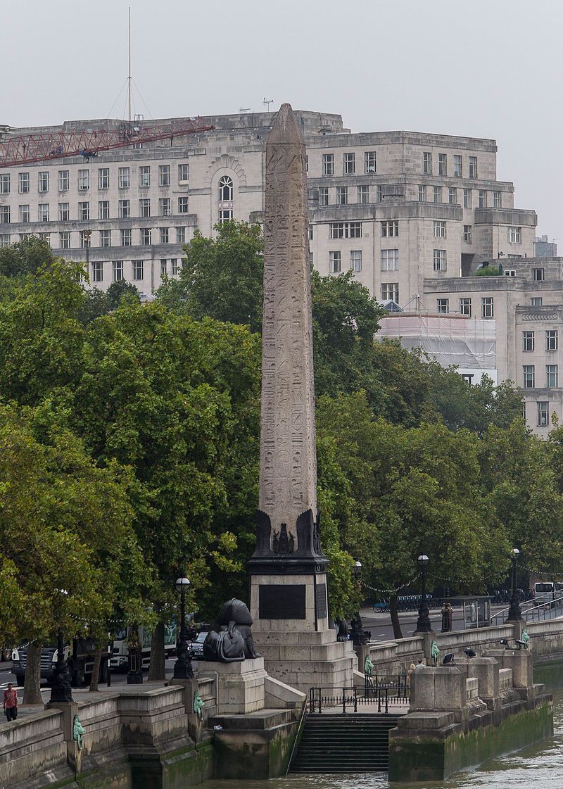 800px-Cleopatra's_Needle_by_the_Thames.jpg