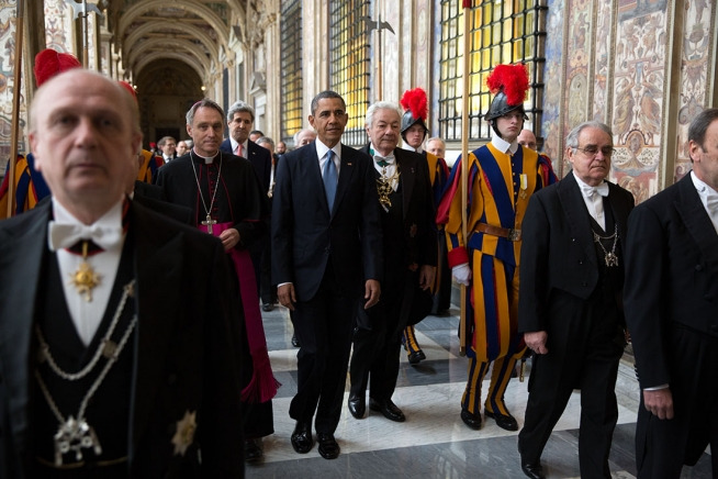 Obama_Gänswein_Vatican_City_20140327.jpg