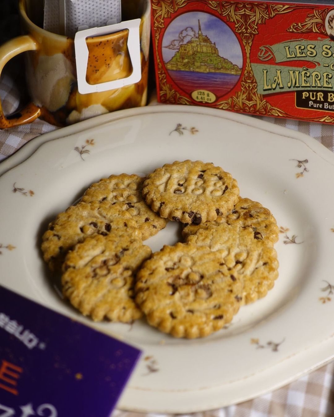 목요일 저녁 출근과 퇴근, 배민커넥트와 브이로그 편집까지 모든 일정을 마치고 새벽 감성을 빌려 미루고 미룬 독서를 해본다. 요즘 나의 최애 간식 그리고  빠질 수 없는 디카페인 .jpg