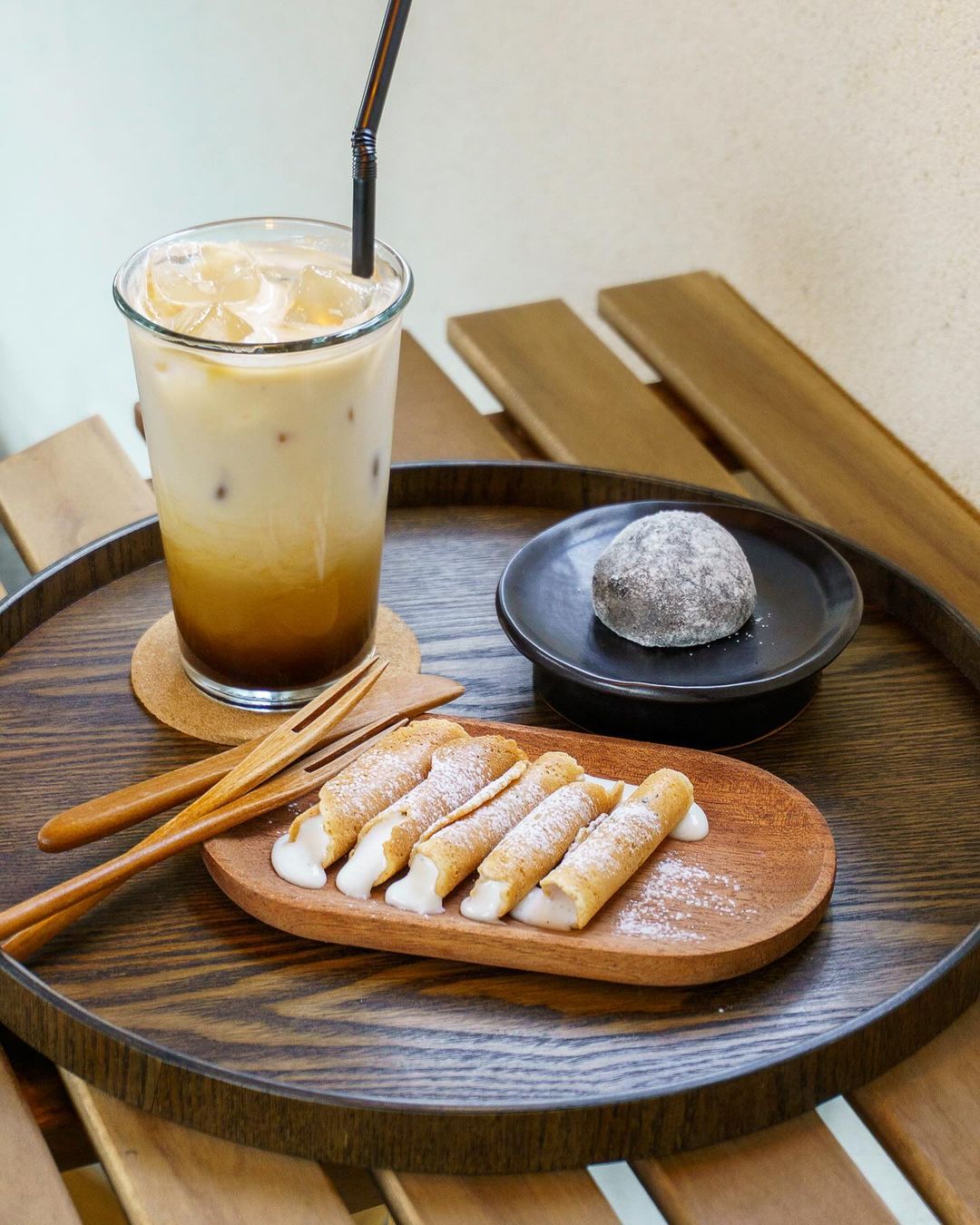 탐탐 耽耽 여기는 제 인생 북촌 카페에요. 이렇게 맛있는 찹쌀떡은 처음 먹어봤거든요. 서울에서 이곳보다 더 맛있는 카페는 없을 거 같아요!!耽耽 탐탐이란, 즐길 탐 이라는 한자에.jpg