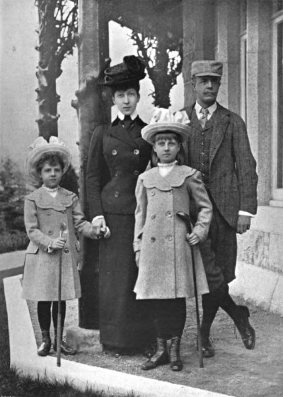 Duke_of_Fife_with_family_-_Downey.jpg
