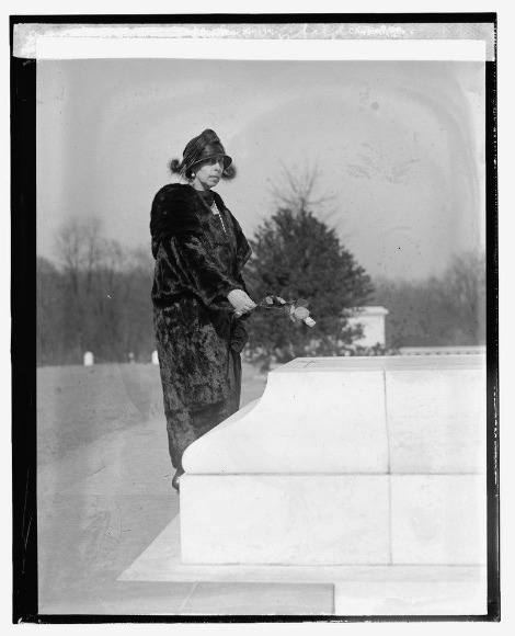 lossy-page1-800px-Grand_Duchess_Cyril_at_Tomb_of_Unknown_Soldier_LCCN2016839015.tif.jpg