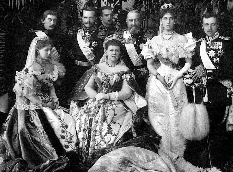 Grand_Duchess_Maria_Alexandrovna_and_her_family,_coronation_picture.jpg