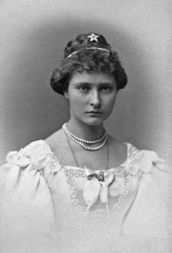 800px-Princess_Alix_of_Hesse_1887.jpg