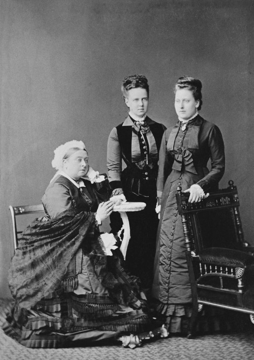 Queen_Victoria%2C_The_Duchess_of_Edinburg_and_Prince_Beatrice.jpg