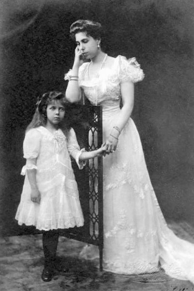 400px-Victoria_Melita_of_Edimburg_and_her_daughter_Elizabeth.jpg