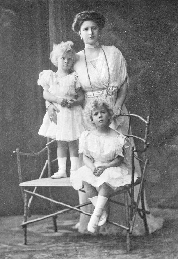800px-Princess_Alice_of_Battenberg_with_children.jpg