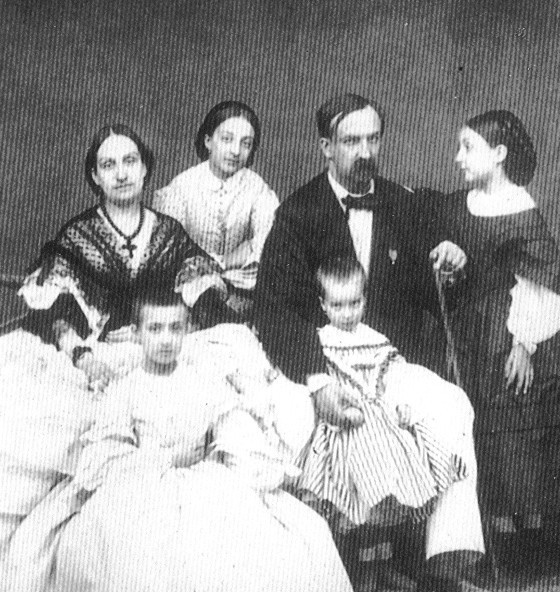 Infanta_Luisa_fernanda%2C_her_husband_Duke_of_Montpensier_and_four_of_their_children.jpg