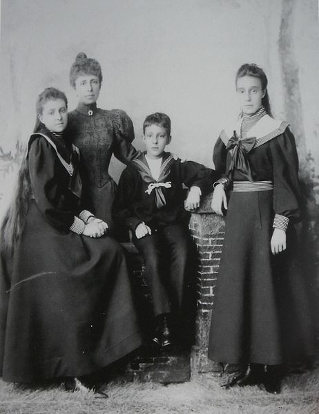 462px-Queen_Maria_cristina_with_her_three_children.jpg
