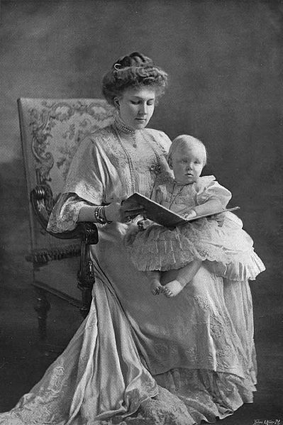 399px-Victoria_Eugenie_of_Battenberg_and_son%2C_Speaight%2C_CL_No._639%2C_1909.jpg