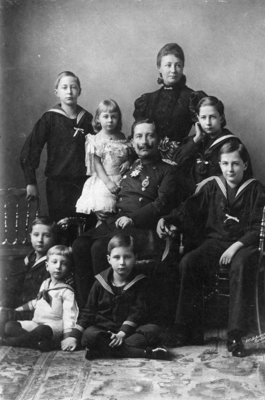 Bundesarchiv_Bild_146-2008-0152%2C_Familie_Kaiser_Wilhelm_II..jpg