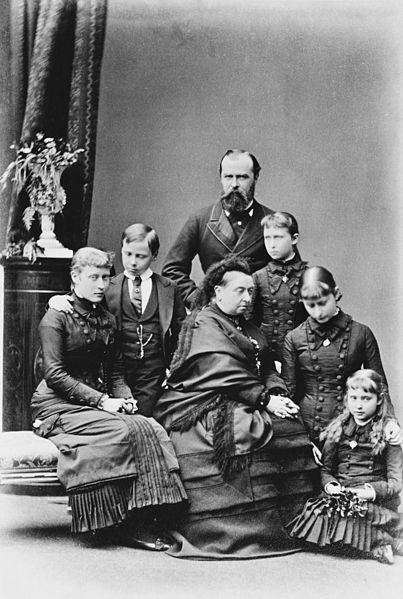 403px-The_Hessian_family_with_Queen_Victoria_in_1879.jpg