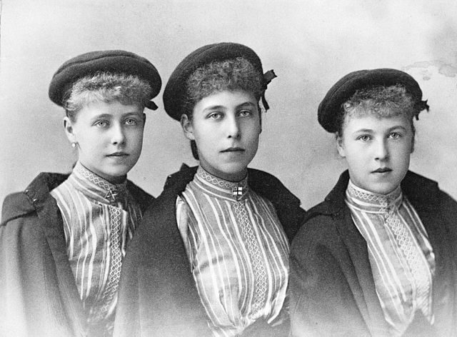 640px-Princesses_Marie%2C_Victoria_Melita_and_Alexandra_of_Edinburgh.jpg