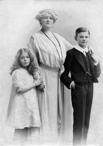 'Daisy'_Greville,_Frances_Evelyn_Maynard,_Countess_of_Warwick,_with_Mercy_and_Maynard_Greville_(c.1910).jpg