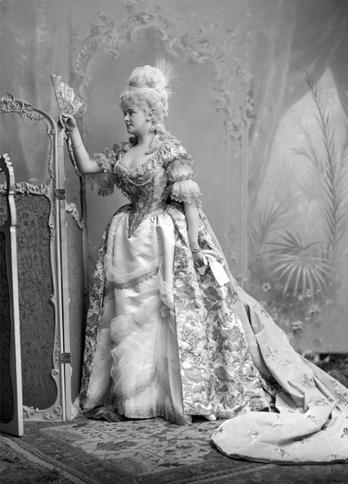 'Daisy'_Greville,_Frances_Evelyn_Maynard,_Countess_of_Warwick,_Devonshire_House_Ball_(1897)_1.jpg