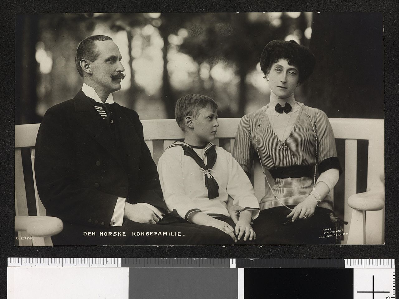1280px-C.277.F._Den_norske_kongefamilie_-_no-nb_digifoto_20160108_00329_bldsa_pk_kgl0016.jpg