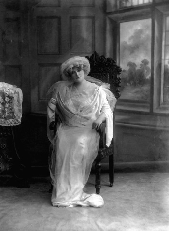 'Daisy'_Greville,_Frances_Evelyn_Maynard,_Countess_of_Warwick_(c._1910).jpg