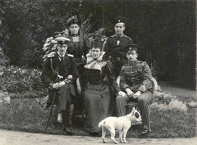640px-Grand_Duchess_Marie_Pavlovna_of_Russia_with_her_four_children.Photographer_L._Gorodetsky..jpg